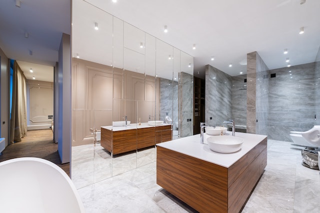 interior-of-luxury-bathroom-in-modern-apartment