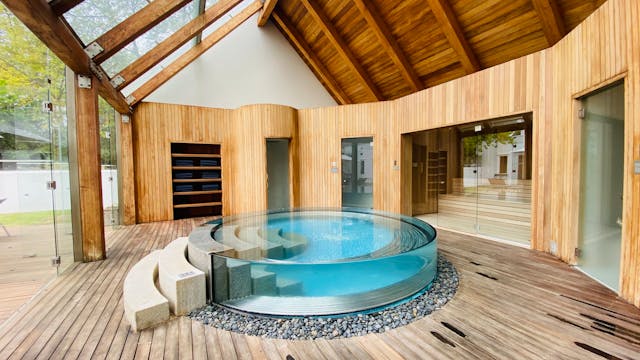 modern-wooden-interior-with-jacuzzi