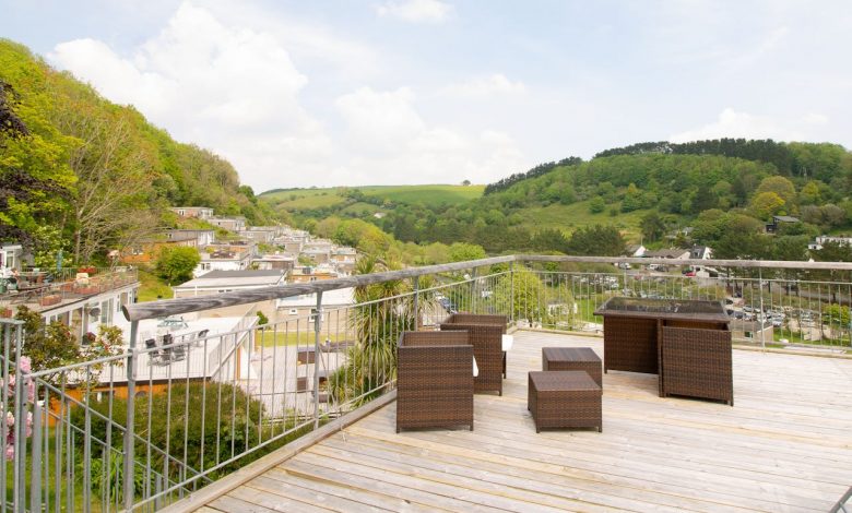 rattan-seats-and-coffee-table-on-terrace