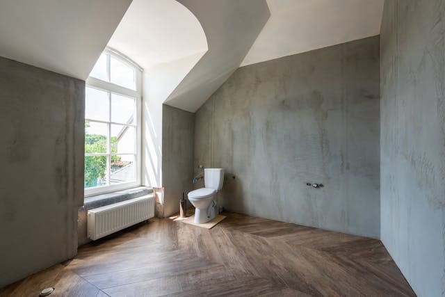 white-ceramic-toilet-in-the-bathroom